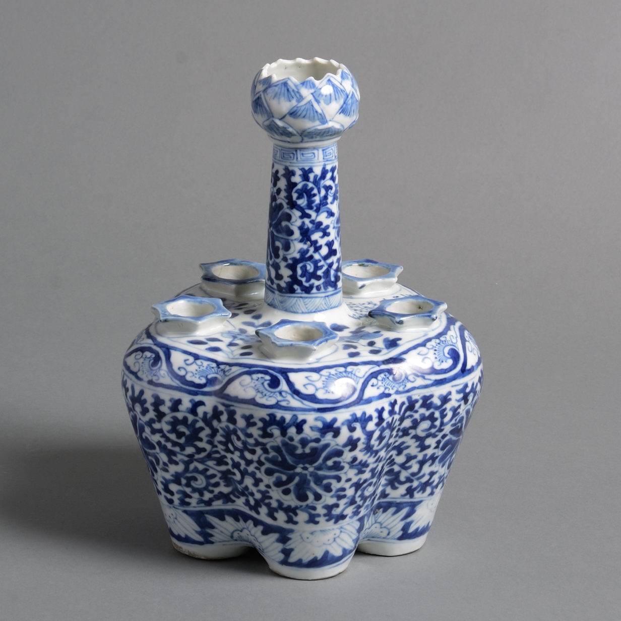 A 19th century qing dynasty blue and white porcelain crocus vase