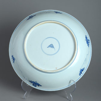 An 18th century kangxi period blue & white porcelain charger