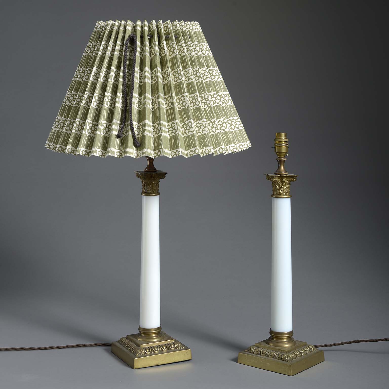 Art deco brass table lamp with white opaline lampshade - Art and