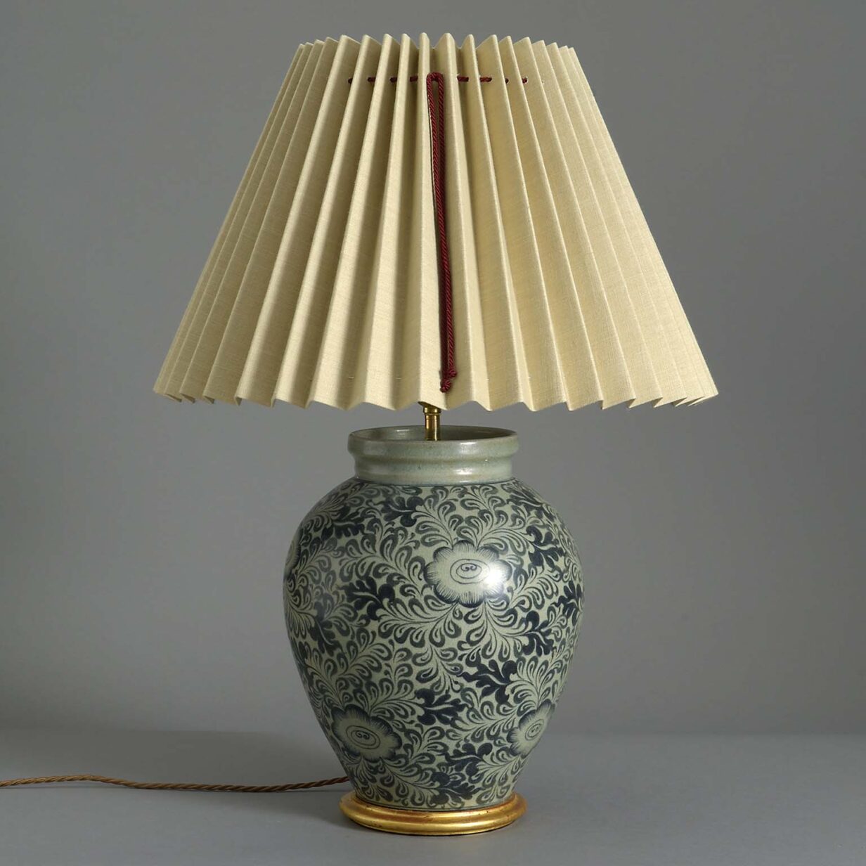 Foliate decorated vase lamp