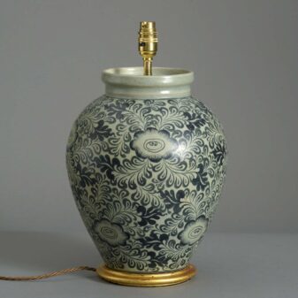 Foliate decorated vase lamp