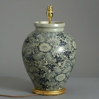 Foliate decorated vase lamp