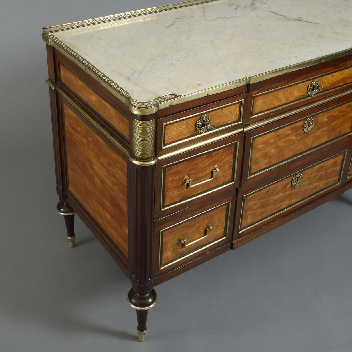 Louis xvi commode