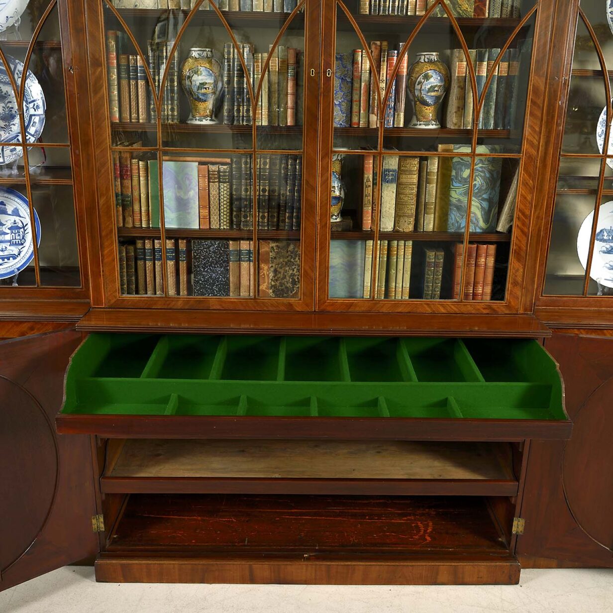 Late 18th century george iii period mahogany breakfront bookcase