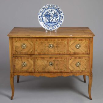 Transitional period commode