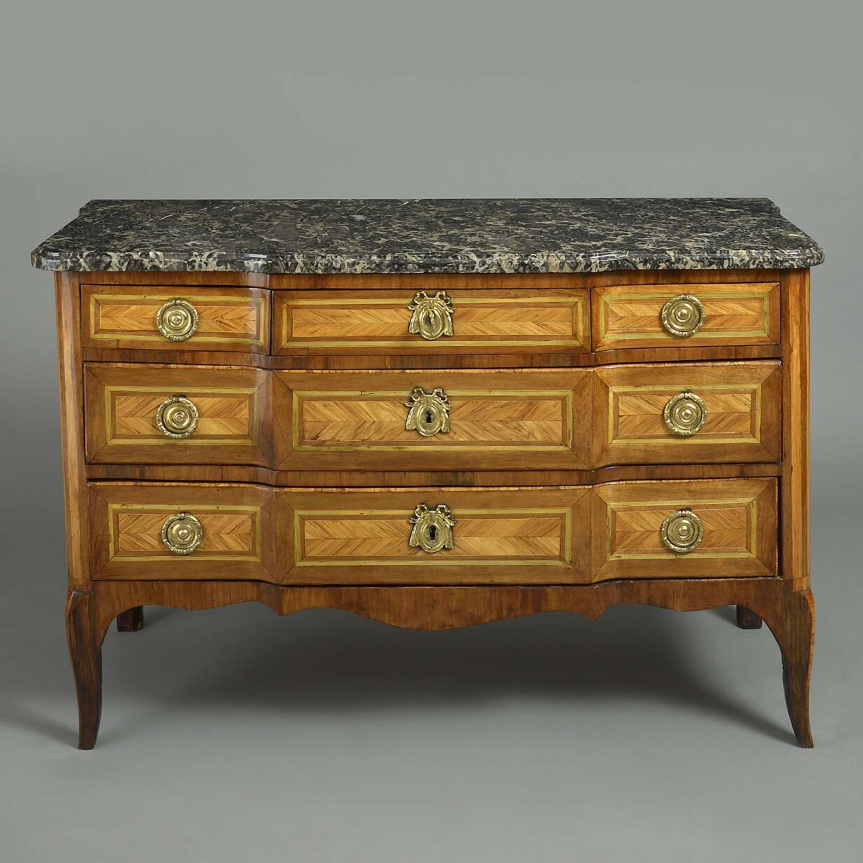 Transitional period commode