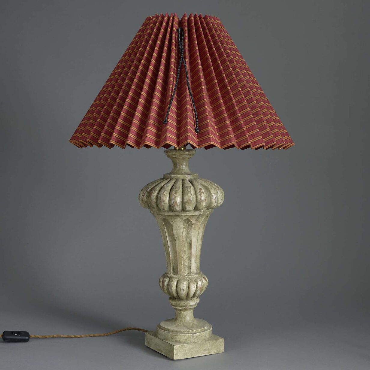 Finial table lamp